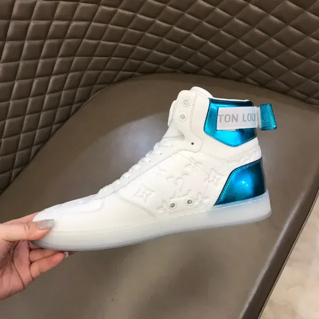 Louis Vuitton Blanc et Bleu Montantes Hautes Monogramme Embossé Sneakers Lifestyle 3