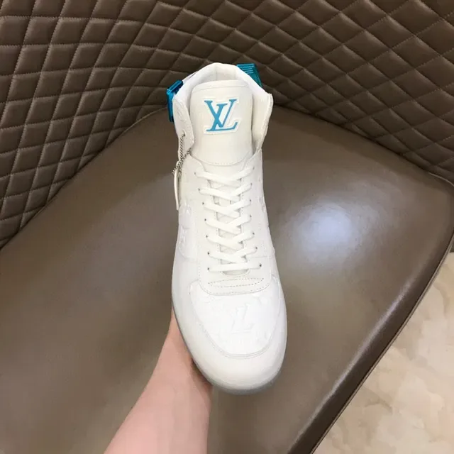 Louis Vuitton Blanc et Bleu Montantes Hautes Monogramme Embossé Sneakers Lifestyle 4