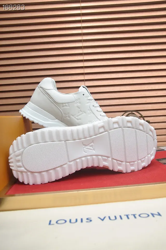 Louis Vuitton tênis lifestyle brancos com monograma embossado de couro clean low-top 2