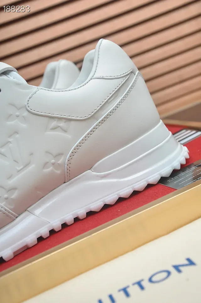 Louis Vuitton tênis lifestyle brancos com monograma embossado de couro clean low-top 3