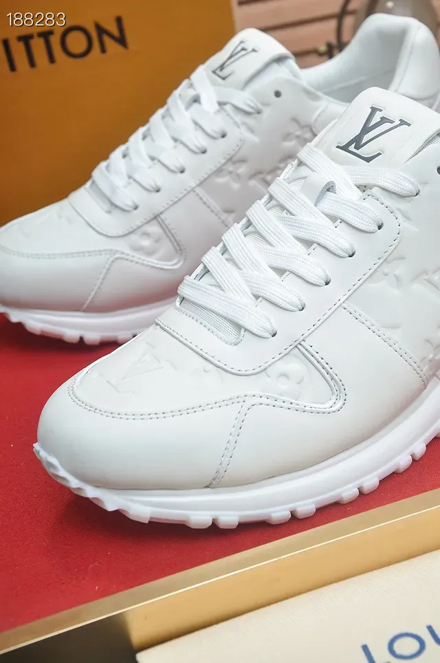 Louis Vuitton tênis lifestyle brancos com monograma embossado de couro clean low-top 4