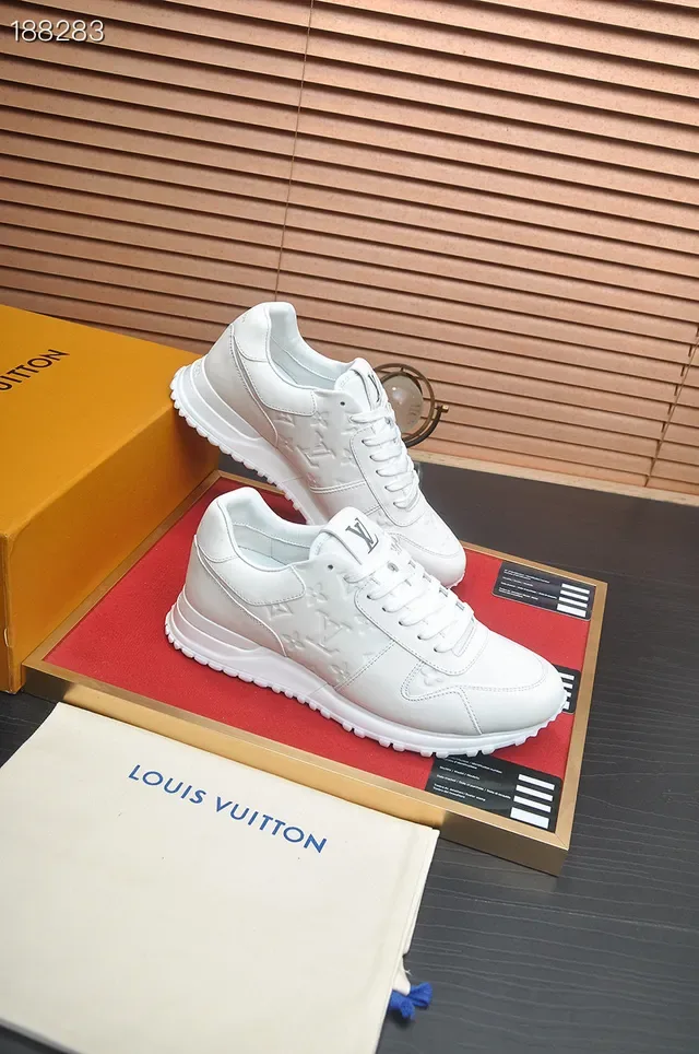 Louis Vuitton tênis lifestyle brancos com monograma embossado de couro clean low-top 5