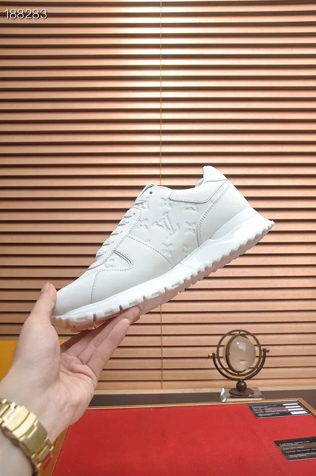Louis Vuitton tênis lifestyle brancos com monograma embossado de couro clean low-top 6