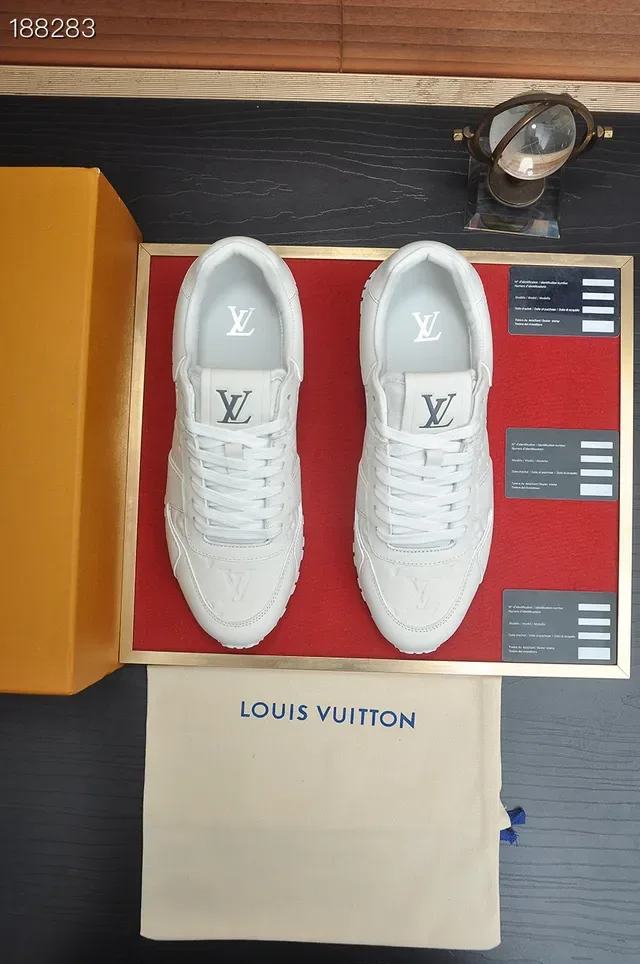 Louis Vuitton tênis lifestyle brancos com monograma embossado de couro clean low-top 7