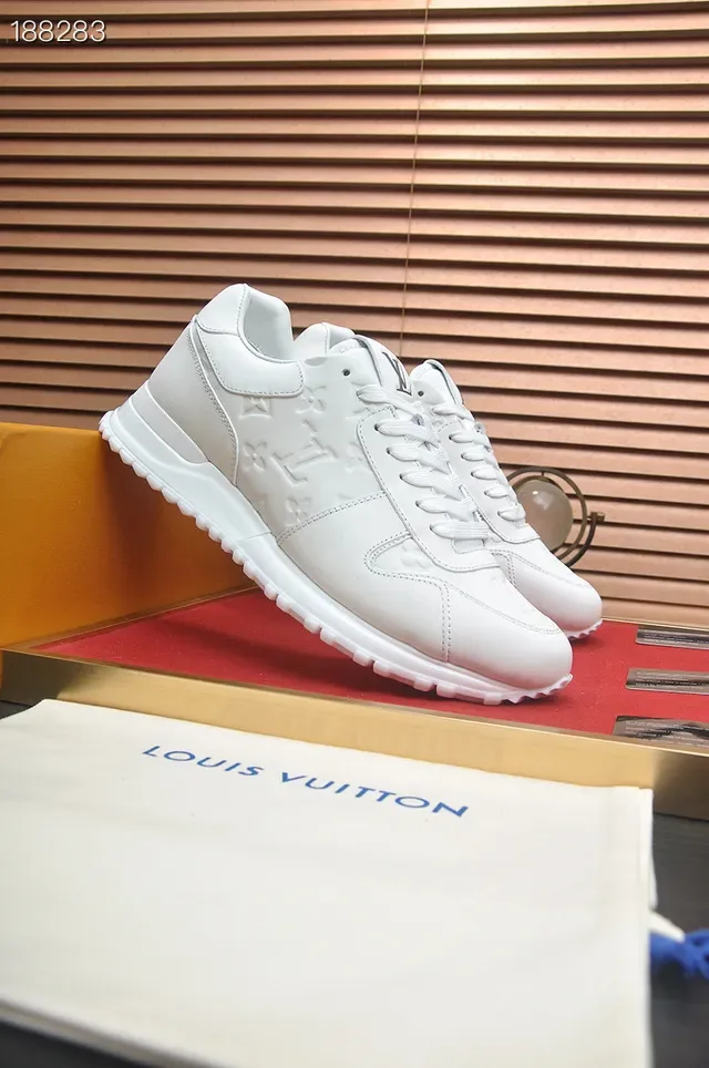 Louis Vuitton tênis lifestyle brancos com monograma embossado de couro clean low-top 8