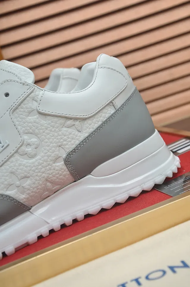 Louis Vuitton Blanc et Gris Monogram-Embossed Cuir Contrast Panels Lifestyle Sneakers 2