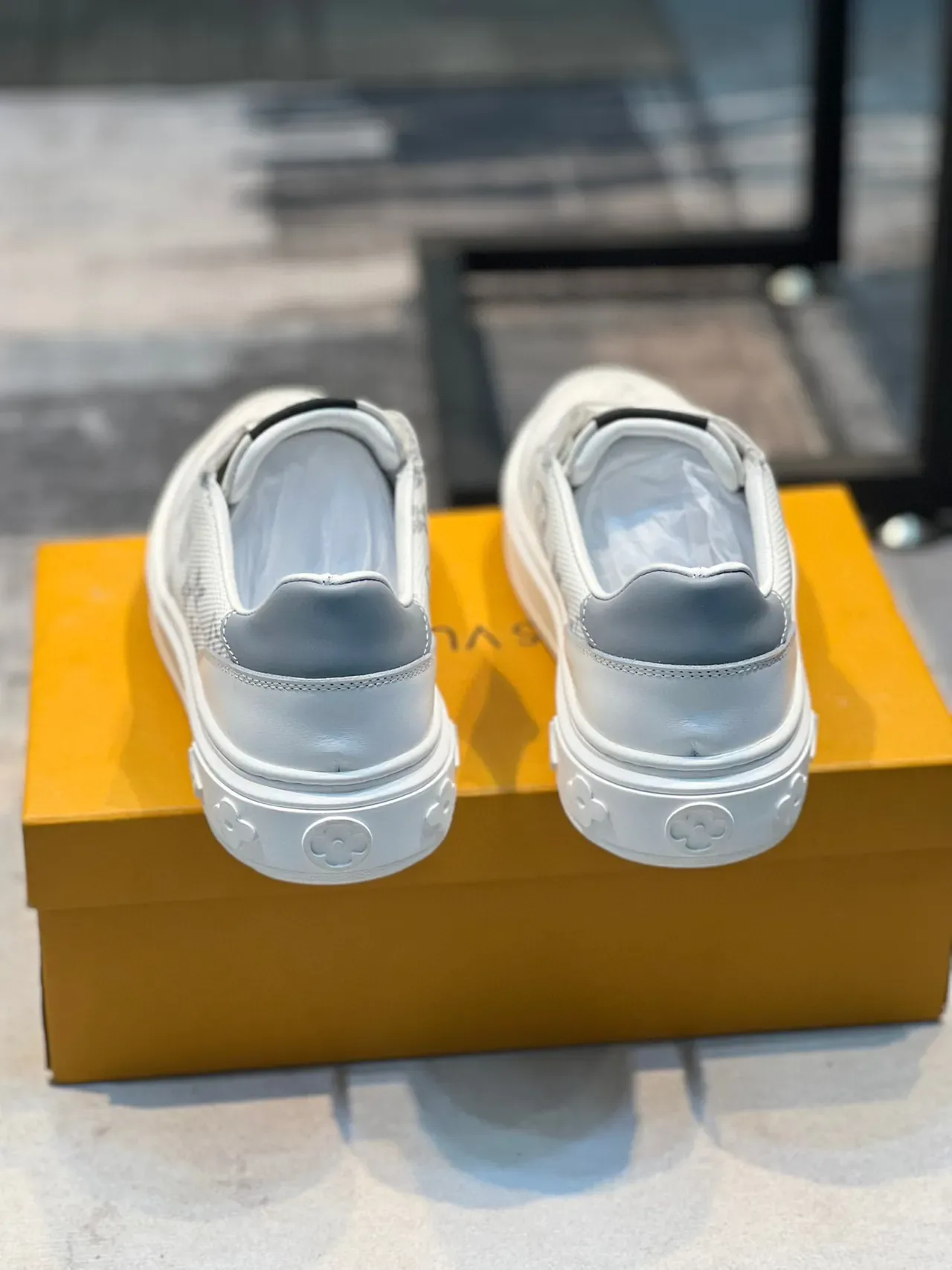 Louis Vuitton Sneakers Lifestyle Blancs et Gris Monogrammés en Textile et Cuir avec Accents 2