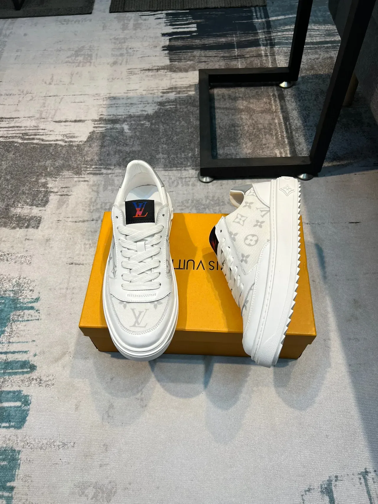 Louis Vuitton Sneakers Lifestyle Blancs et Gris Monogrammés en Textile et Cuir avec Accents 3
