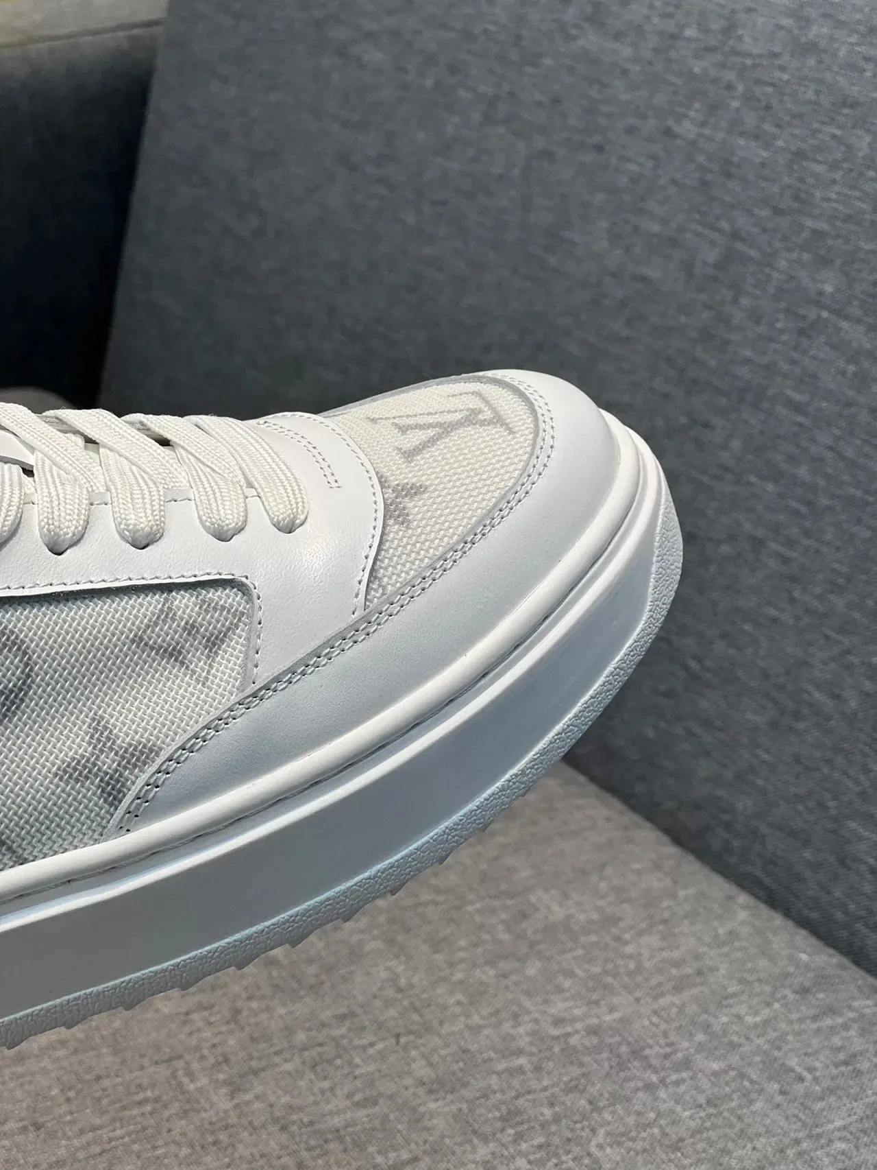 Louis Vuitton Sneakers Lifestyle Blancs et Gris Monogrammés en Textile et Cuir avec Accents 4