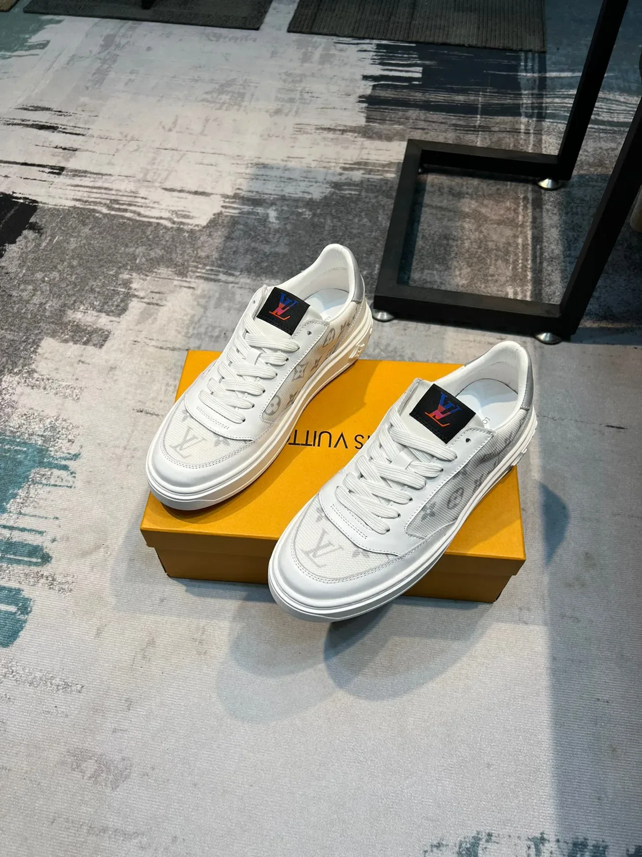Louis Vuitton Sneakers Lifestyle Blancs et Gris Monogrammés en Textile et Cuir avec Accents 5