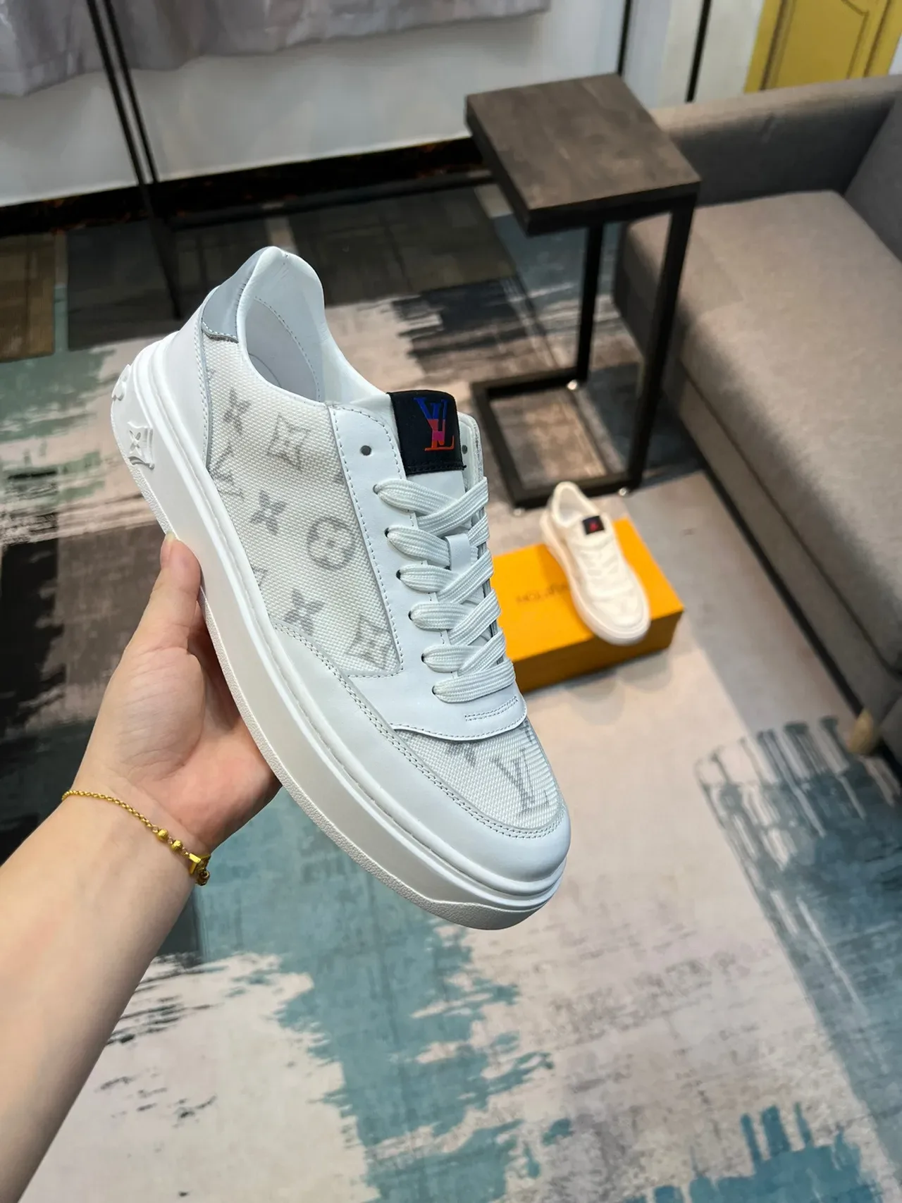 Louis Vuitton Sneakers Lifestyle Blancs et Gris Monogrammés en Textile et Cuir avec Accents 6