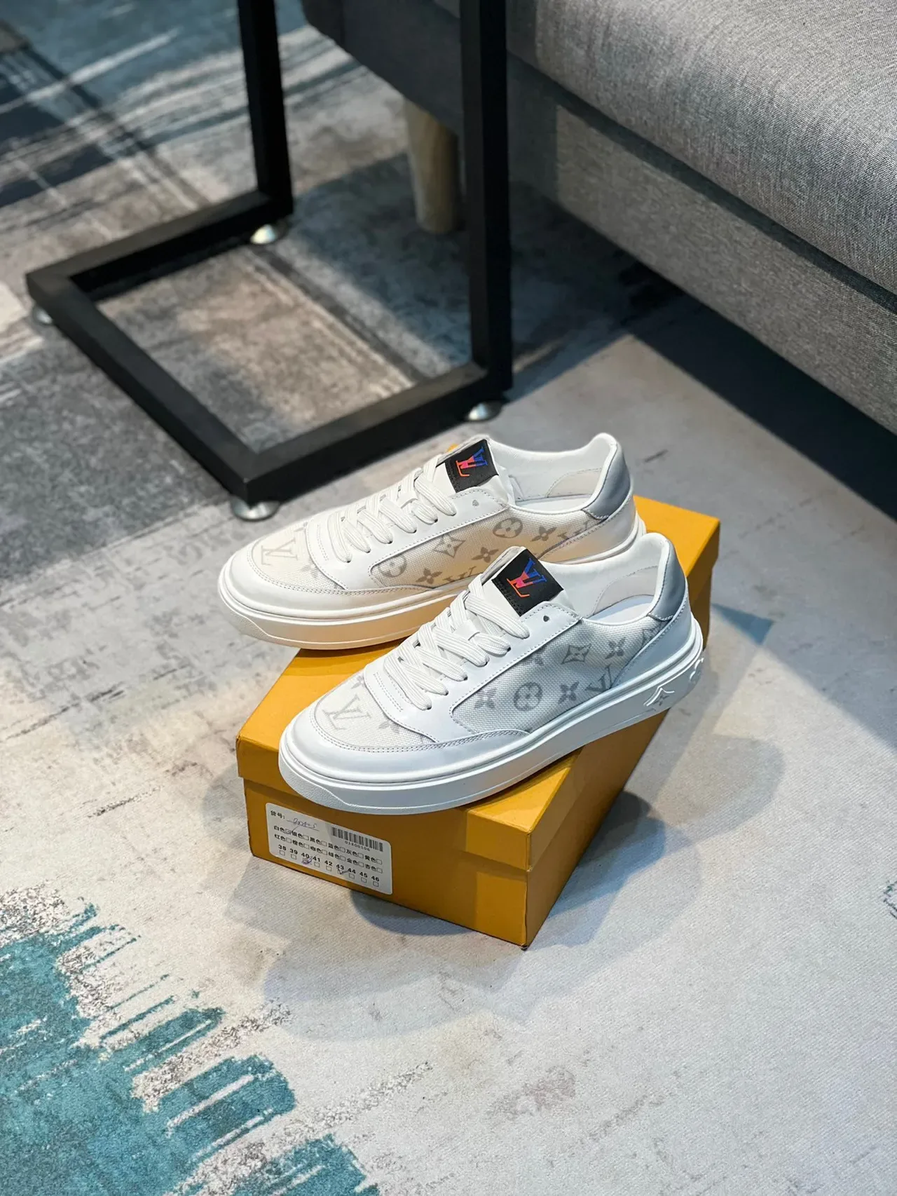 Louis Vuitton Sneakers Lifestyle Blancs et Gris Monogrammés en Textile et Cuir avec Accents 7