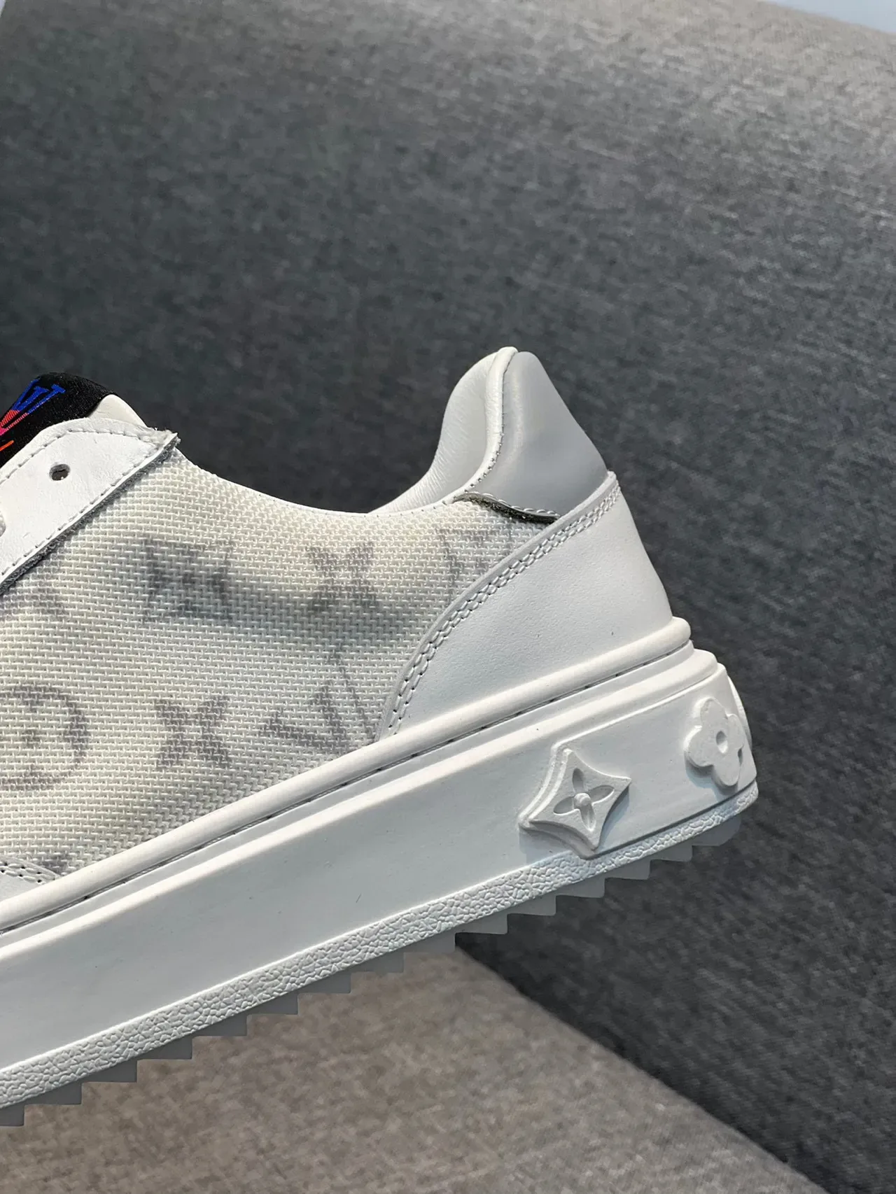 Louis Vuitton Sneakers Lifestyle Blancs et Gris Monogrammés en Textile et Cuir avec Accents 8