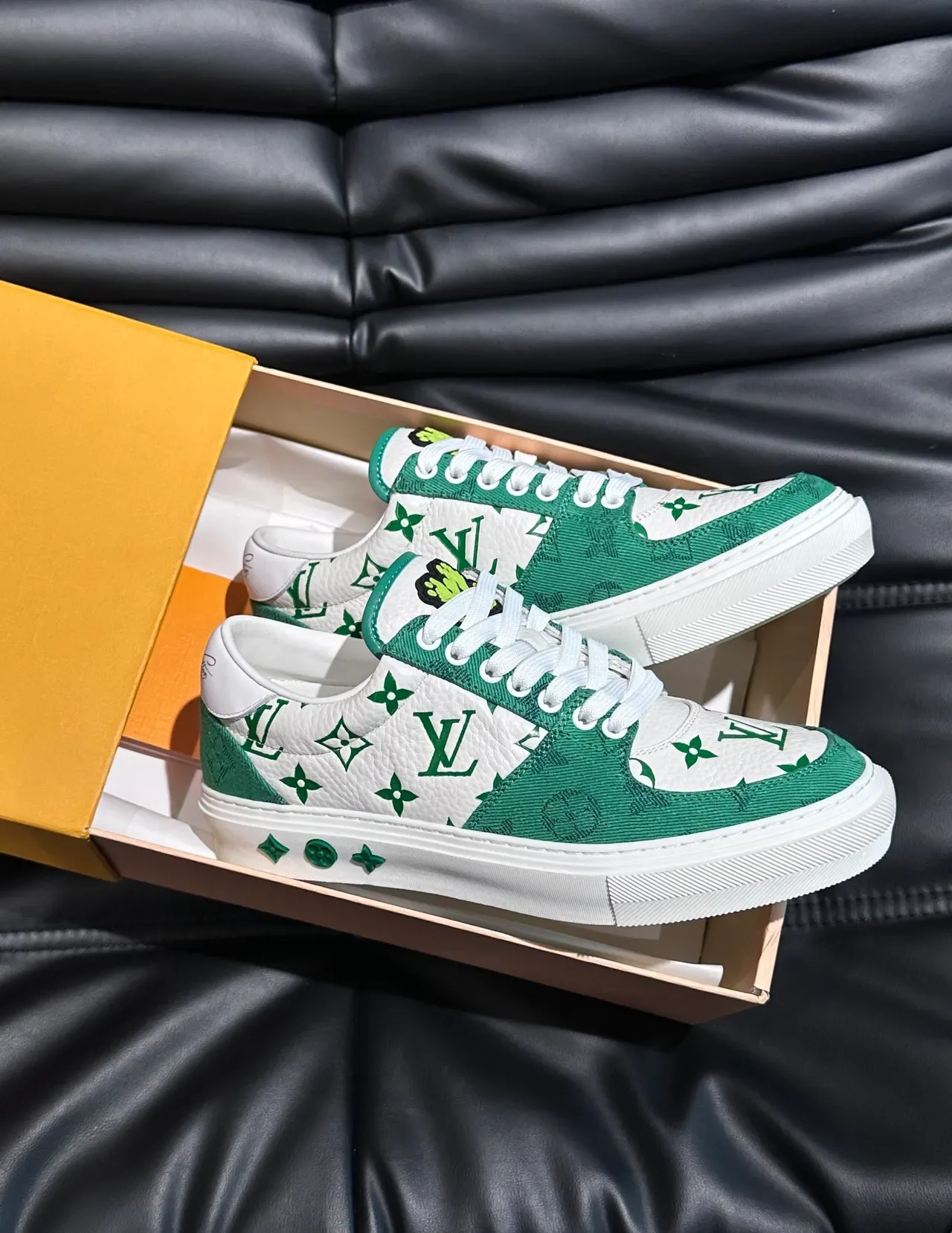 Louis Vuitton Blancs et Verts Monogram-Print Cuir et Jacquard Bloqué de Couleur Lifestyle Sneakers 1