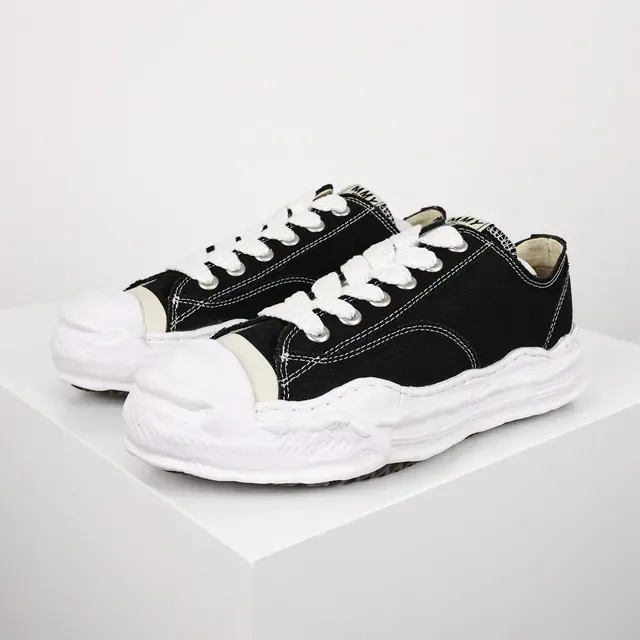 Maison Margiela أحذية رياضية أسود وأبيض دي كونستروكتد oversized sole lifestyle 2