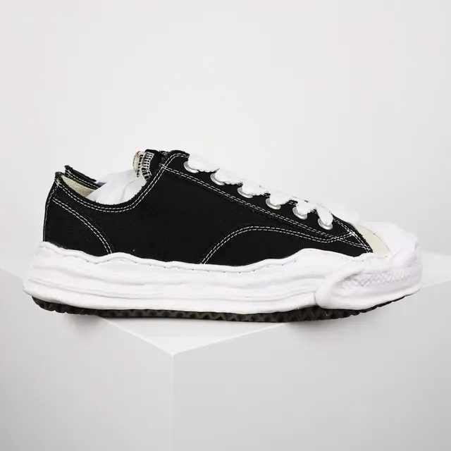 Maison Margiela أحذية رياضية أسود وأبيض دي كونستروكتد oversized sole lifestyle 3