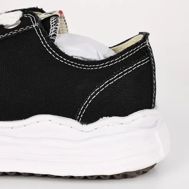 Maison Margiela أحذية رياضية أسود وأبيض دي كونستروكتد oversized sole lifestyle 4