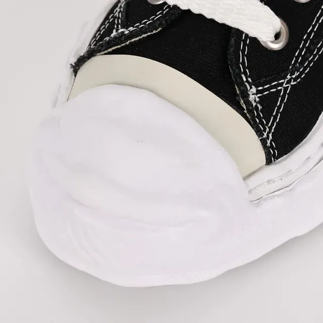 Maison Margiela أحذية رياضية أسود وأبيض دي كونستروكتد oversized sole lifestyle 5