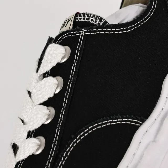 Maison Margiela أحذية رياضية أسود وأبيض دي كونستروكتد oversized sole lifestyle 6