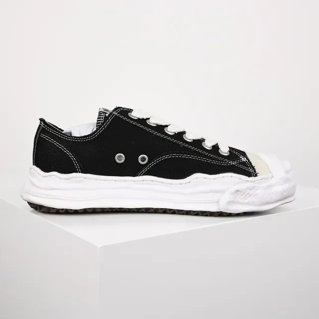 Maison Margiela أحذية رياضية أسود وأبيض دي كونستروكتد oversized sole lifestyle 7
