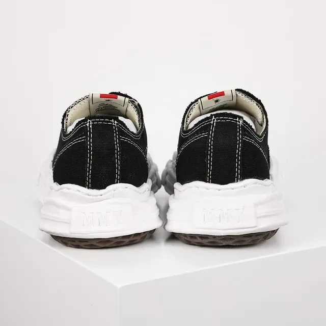 Maison Margiela أحذية رياضية أسود وأبيض دي كونستروكتد oversized sole lifestyle 8