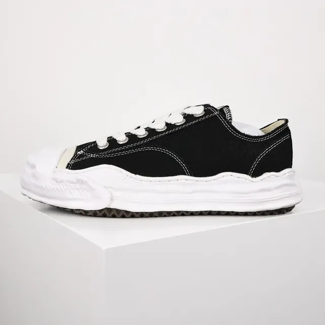 Maison Margiela أحذية رياضية أسود وأبيض دي كونستروكتد oversized sole lifestyle 9
