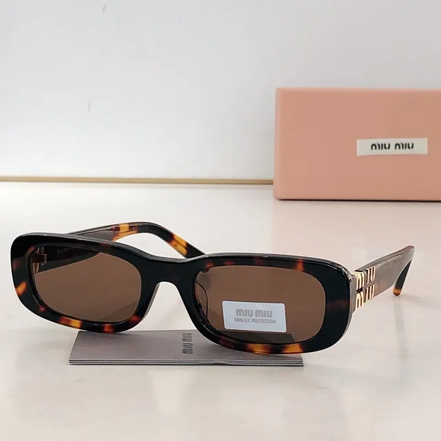 Miu Miu काला सोना आयताकार फ्रेम मोटा एसिटेट सनग्लास 6