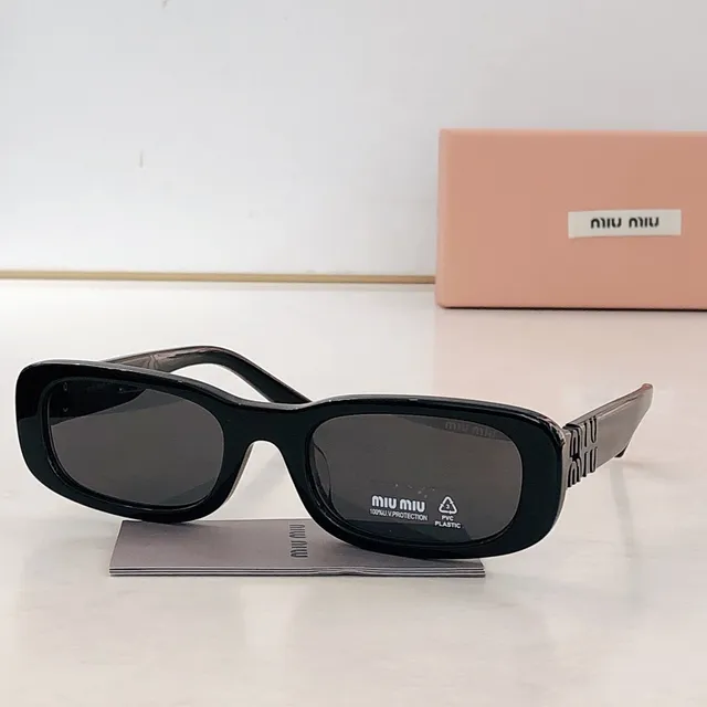 Miu Miu काला सोना आयताकार फ्रेम मोटा एसिटेट सनग्लास 8