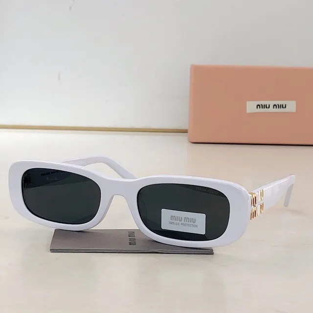 Miu Miu काला सोना आयताकार फ्रेम मोटा एसिटेट सनग्लास 9