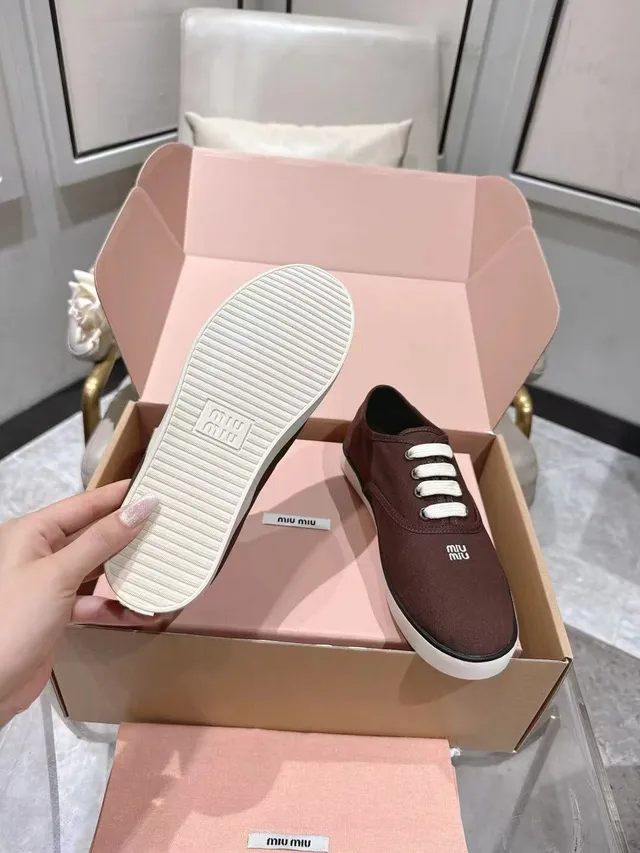 Miu Miu Tênis Canvas Marrom Branco Low-Top com Cadarços 2