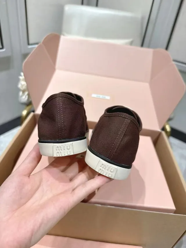 Miu Miu Tênis Canvas Marrom Branco Low-Top com Cadarços 3