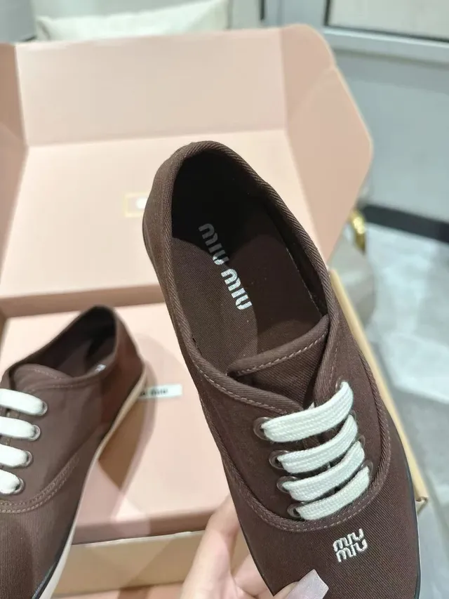 Miu Miu Tênis Canvas Marrom Branco Low-Top com Cadarços 4