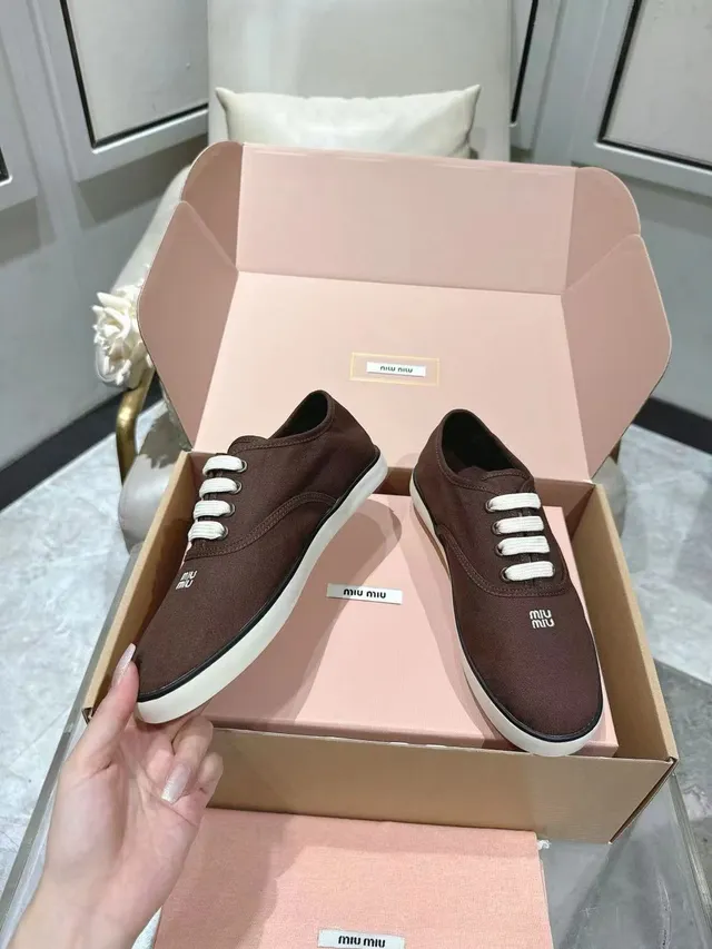 Miu Miu Tênis Canvas Marrom Branco Low-Top com Cadarços 5