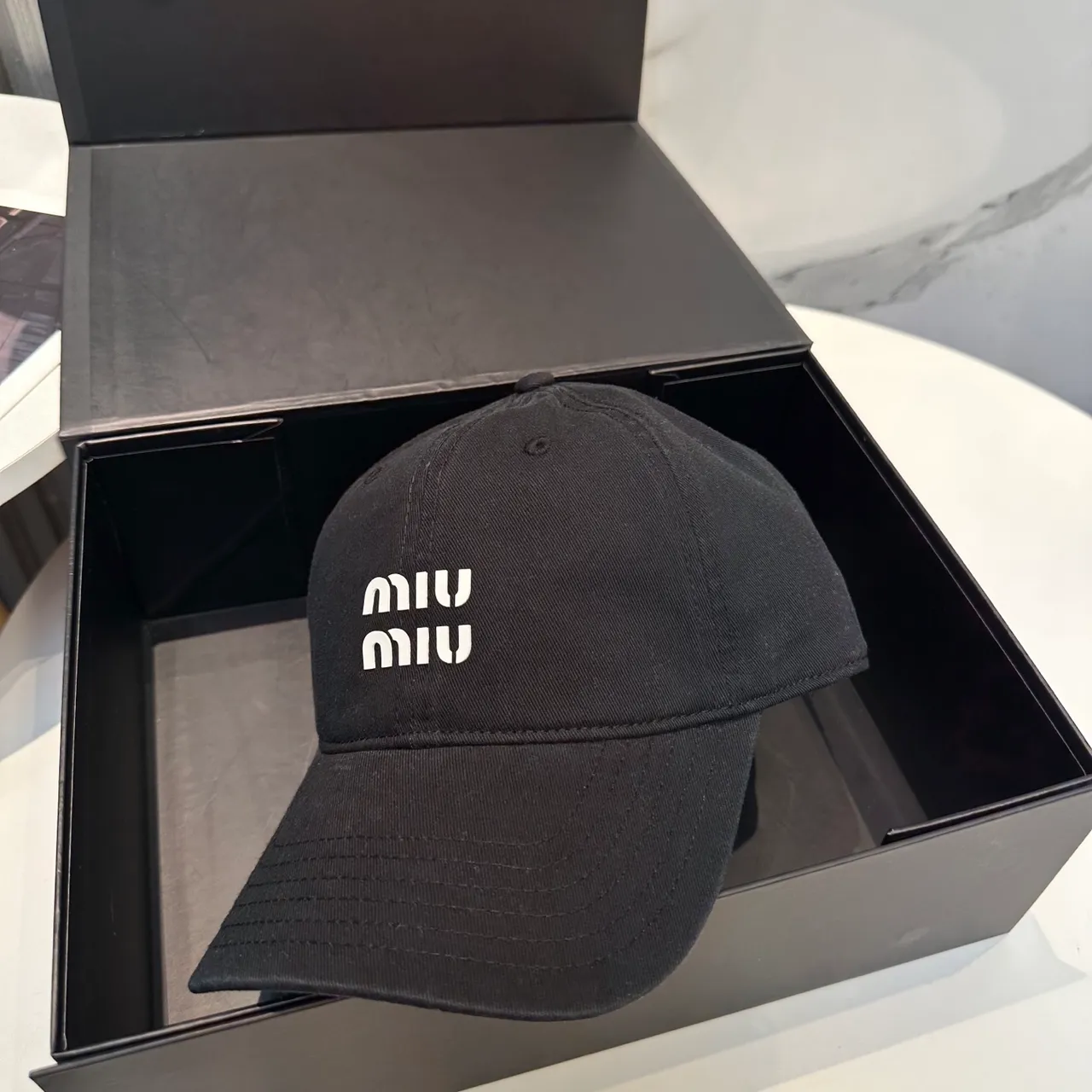 Miu Miu شعار مطرز قبعة بيسبول سوداء 3
