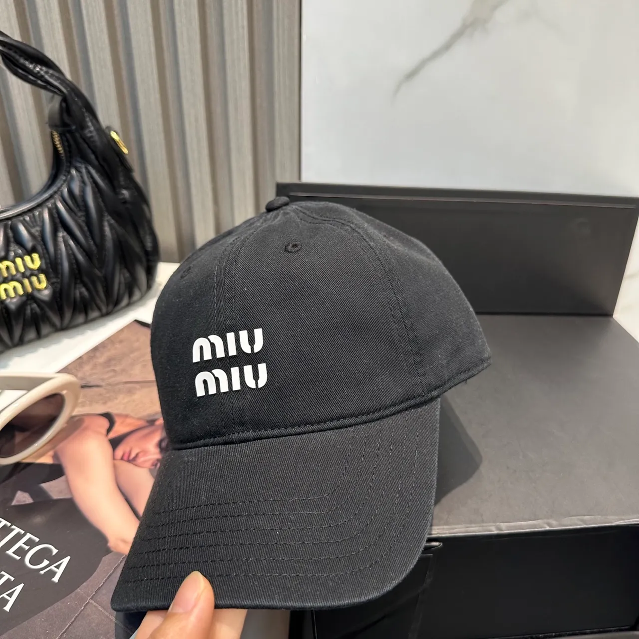 Miu Miu شعار مطرز قبعة بيسبول سوداء 9
