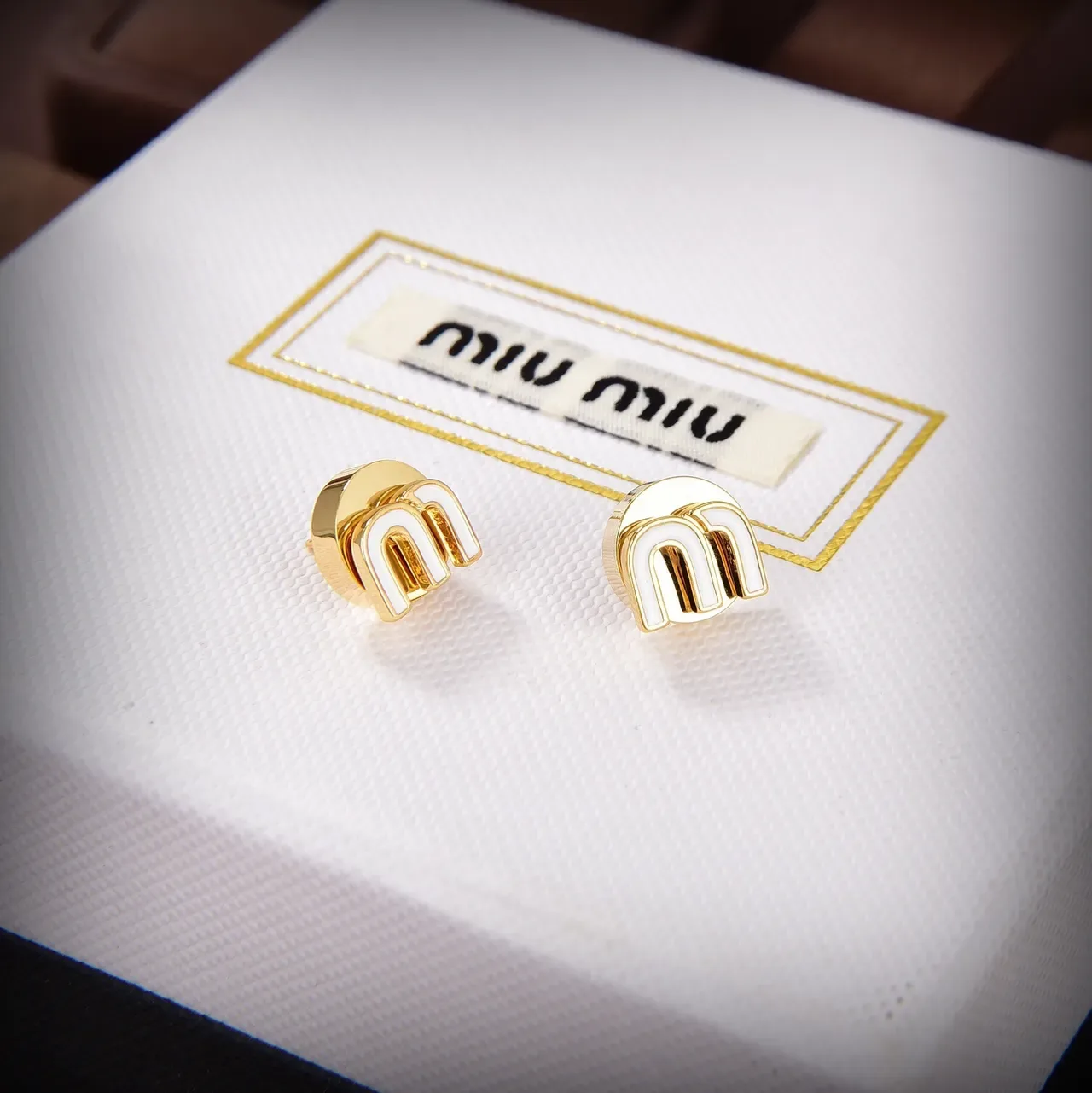 Miu Miu M Logo أقراط إيمايل ستد 2