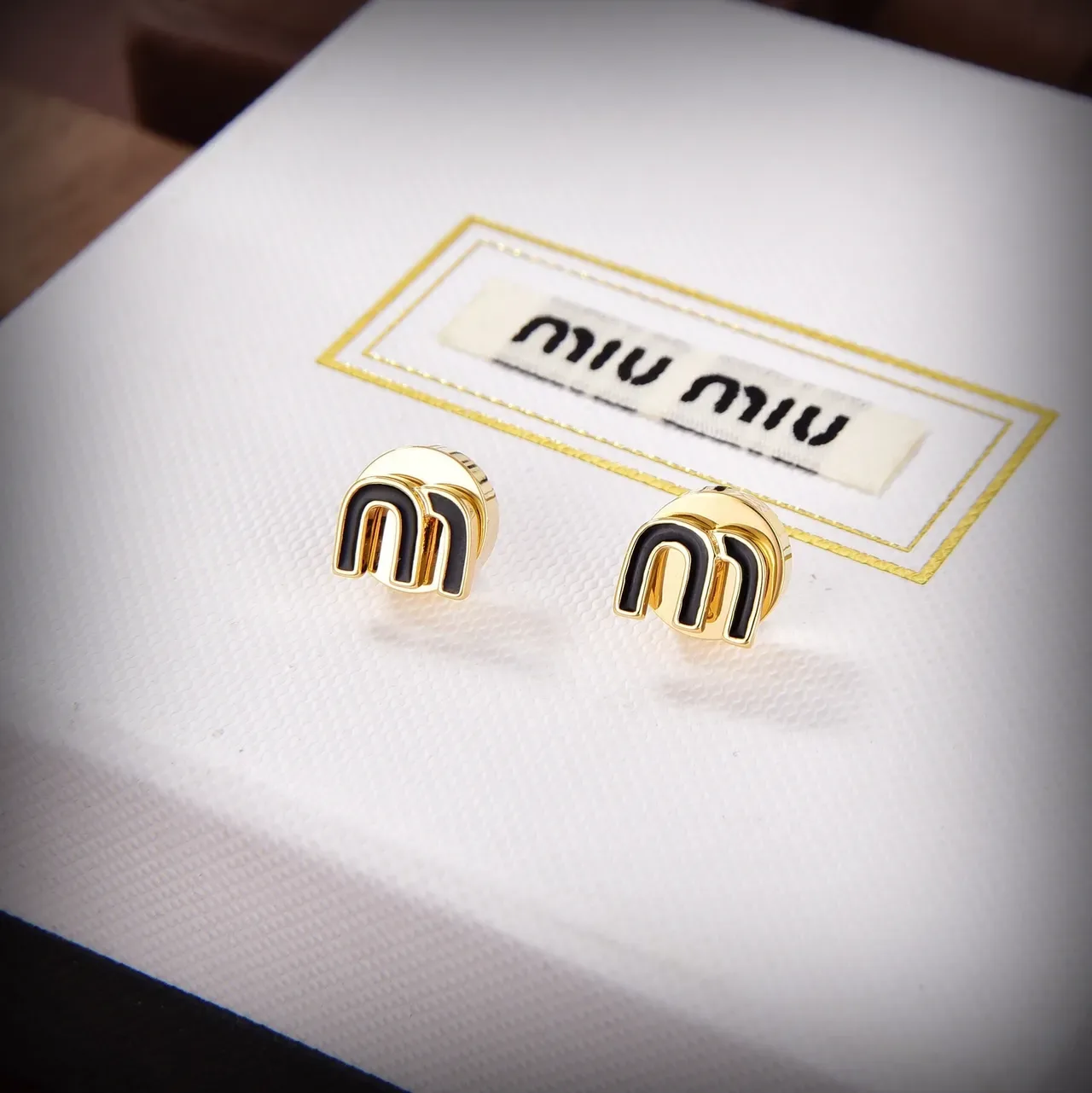 Miu Miu M Logo أقراط إيمايل ستد 3