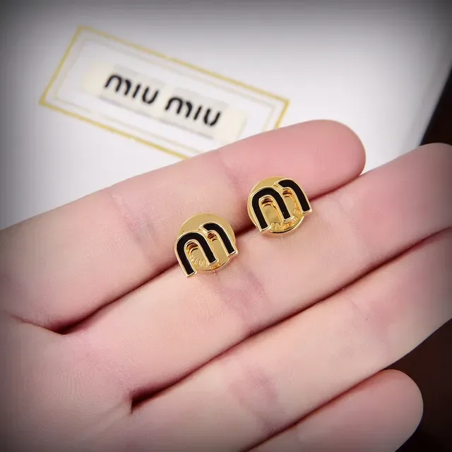 Miu Miu M Logo أقراط إيمايل ستد 4