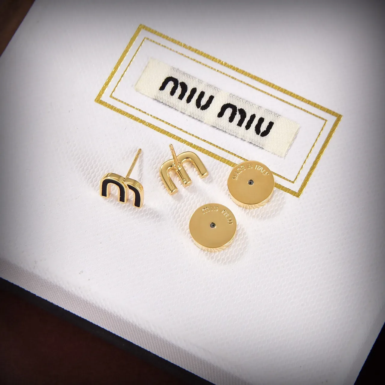 Miu Miu M Logo أقراط إيمايل ستد 5