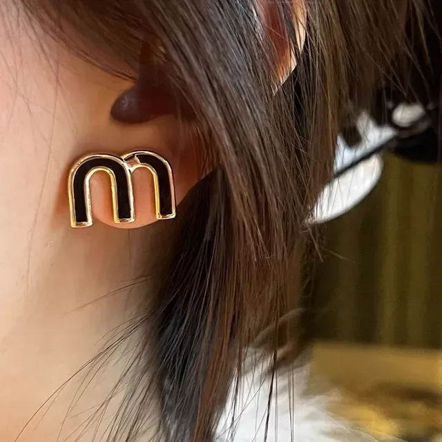 Miu Miu M Logo أقراط إيمايل ستد 9