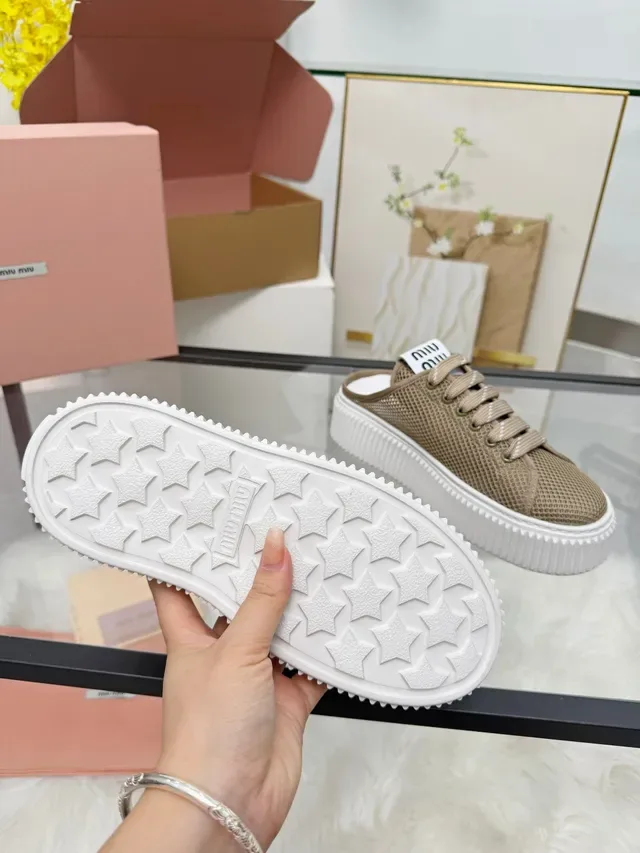 Miu Miu Wander Tênis plataforma bege com malha ribeteada estilo de vida 2