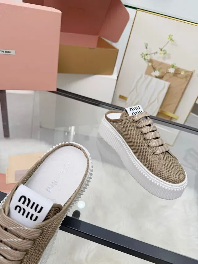 Miu Miu Wander Tênis plataforma bege com malha ribeteada estilo de vida 3