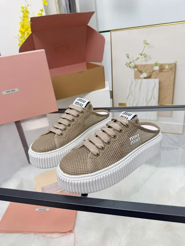 Miu Miu Wander Tênis plataforma bege com malha ribeteada estilo de vida 4