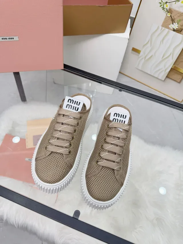 Miu Miu Wander Tênis plataforma bege com malha ribeteada estilo de vida 5