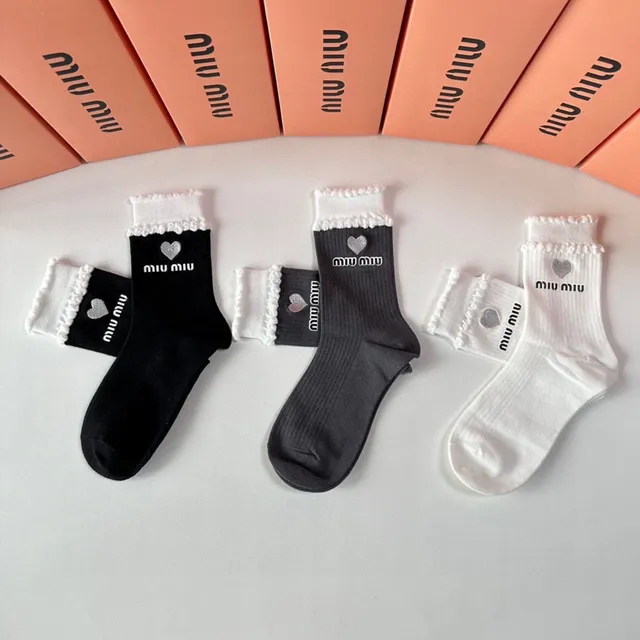 Miu Miu Wander Black White रिब्ड निट रफल्ड कफ मोजे 4