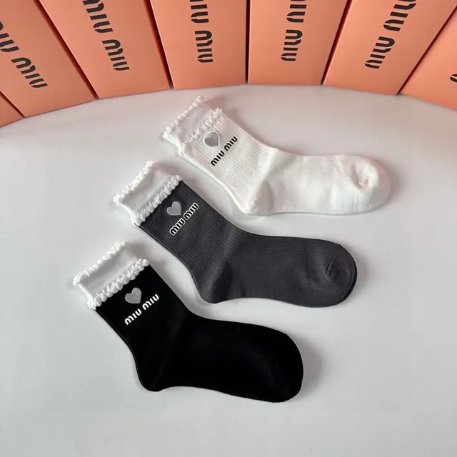 Miu Miu Wander Black White रिब्ड निट रफल्ड कफ मोजे 7