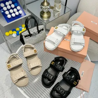 Miu Miu Wander White Gold جلد مبطن حزام مزدوج إغلاق بقفل صندل كاجوال
