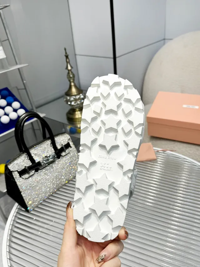 Miu Miu Wander White Gold جلد مبطن حزام مزدوج إغلاق بقفل صندل كاجوال 2