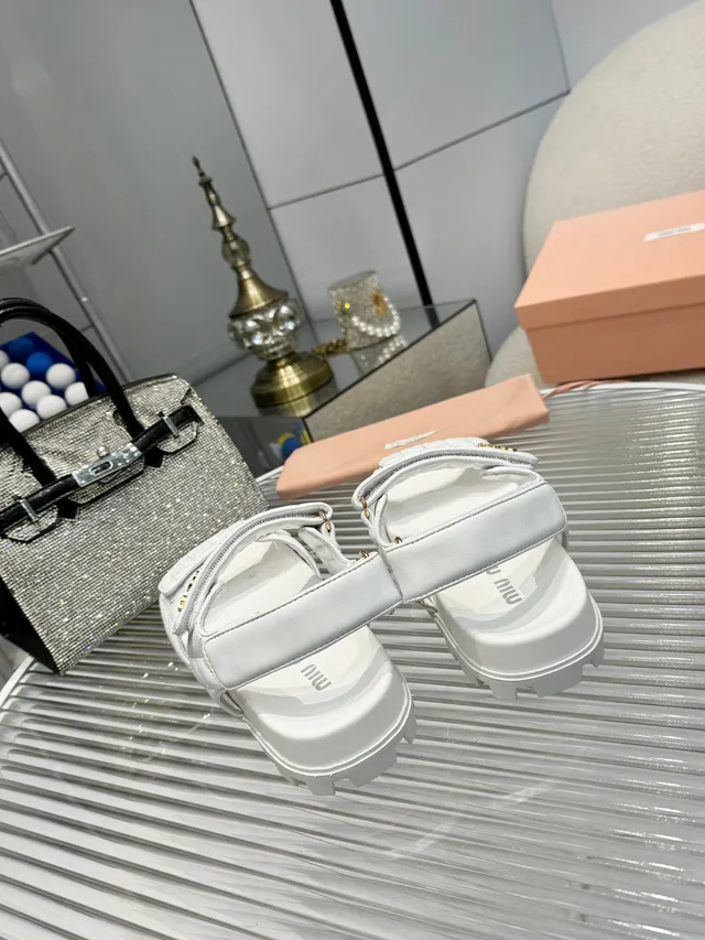 Miu Miu Wander White Gold جلد مبطن حزام مزدوج إغلاق بقفل صندل كاجوال 3