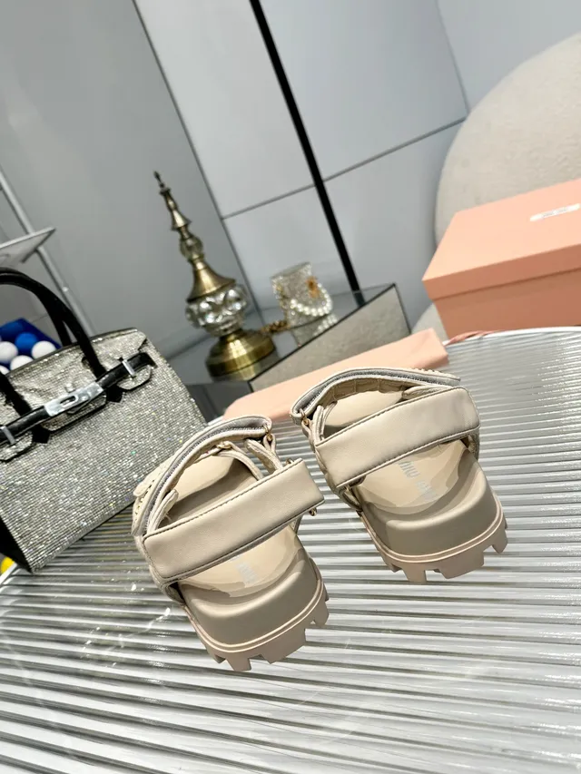 Miu Miu Wander White Gold جلد مبطن حزام مزدوج إغلاق بقفل صندل كاجوال 4